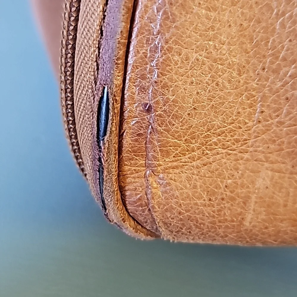 Gun tote'n Momas, leather bag. Lots of zippers‎ and pockets.